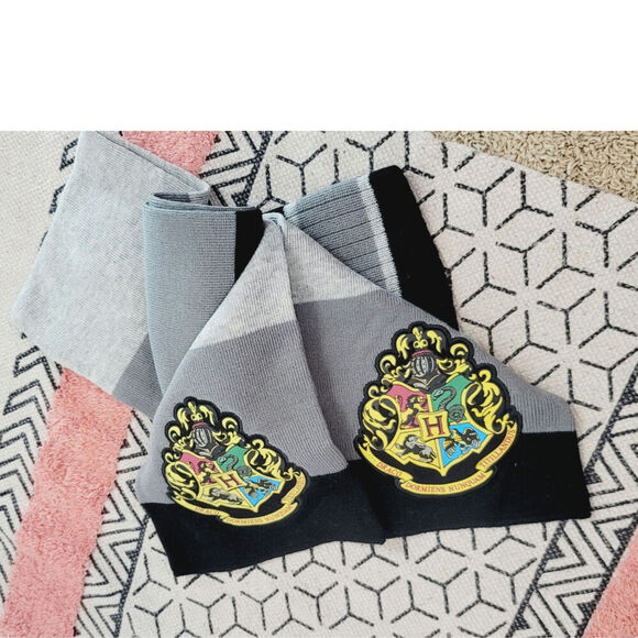 HARRY POTTER HOGWARTS CREST KNIT BEANIE & SCARF COMBO, YOUTH SET - Picture 3 of 11